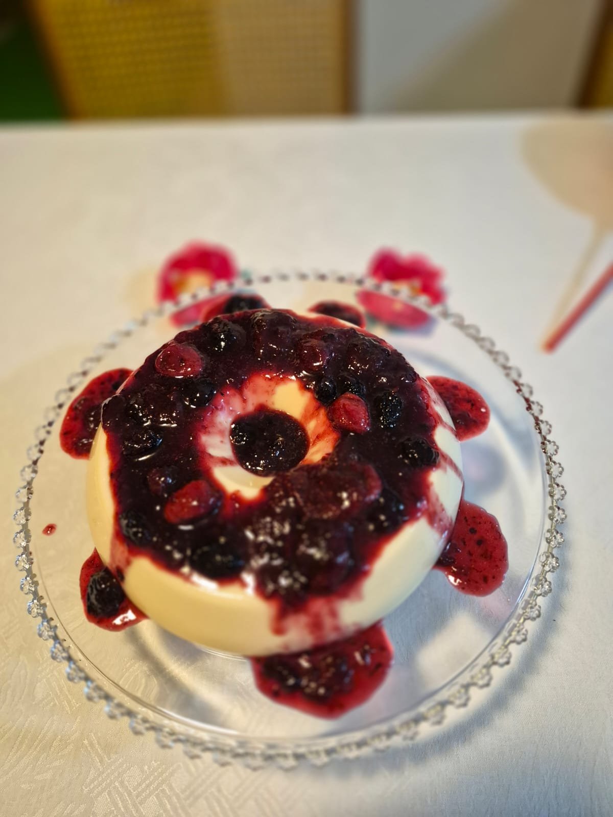 Pudim CHOCOLATE BRANCO COM FRUTAS VERMELHAS